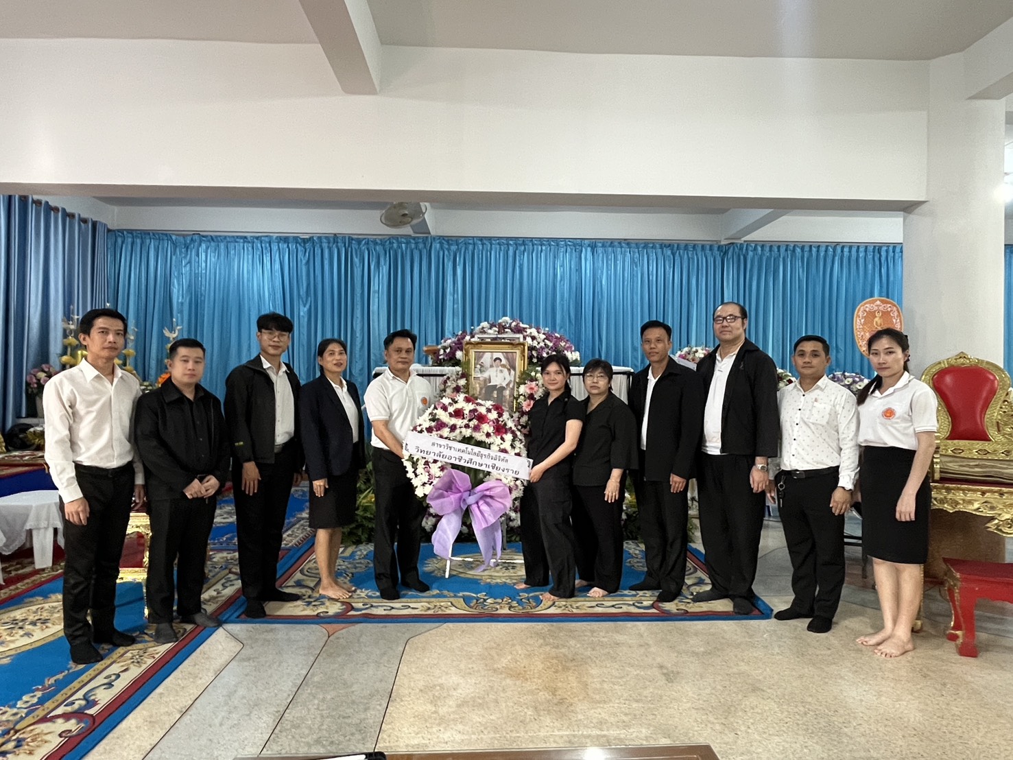 ร่วมวางพวงหรีดแสดงความอาลัยกับการจากไปของคุณครูศาสตรพล ชลประทาน สามีของครูชลธิชา ชลประทาน หัวหน้าแผนกวิชาสามัญสัมพันธ์ ณ วัดพระสิงห์ พระอารามหลวง จังหวัดเชียงราย